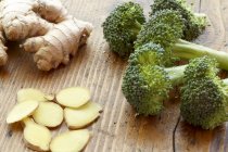 Broccoli freschi e zenzero — Foto stock