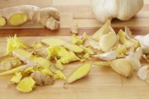 Fresh Ginger root and Garlic — Stock Photo