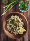 Nahaufnahme von Tabbouleh-Salat mit frischer Minze, Zitronenscheiben und Porree — Stockfoto
