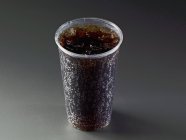 Cola con cubetti di ghiaccio in tazza — Foto stock