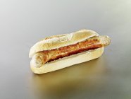 Rollo de baguette con salchicha - foto de stock