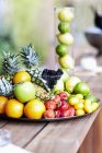 Teller mit Obst und Ananas — Stockfoto