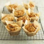 Plusieurs muffins aux pommes et noix — Photo de stock