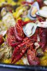Paella mit Krebsen und Muscheln — Stockfoto