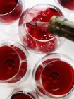 Vin rouge versé dans des verres — Photo de stock