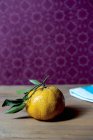 Mandarino sul tavolo di legno — Foto stock