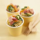 Saladas de macarrão Fusilli com salmão — Fotografia de Stock