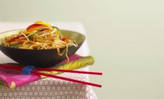 Азіатська локшина з овочами — стокове фото