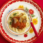 Spaghetti con carne di vitello affettata — Foto stock