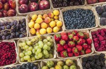 Frutas frescas sortidas em cestas — Fotografia de Stock