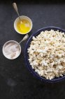 Popcorn con zucchero alla cannella — Foto stock