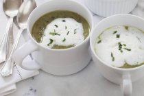 Zuppa di crescione con panna fresca — Foto stock