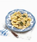 Pasta Agnolotti con hojas de albahaca - foto de stock