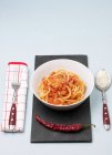 Massa de espaguete com molho — Fotografia de Stock
