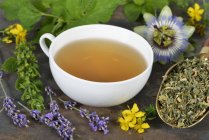 Chá de ervas com ingredientes — Fotografia de Stock