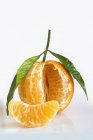 Mandarino mezzo sbucciato — Foto stock