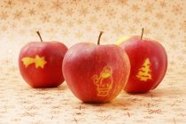 Manzanas rojas con decoración navideña - foto de stock