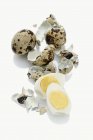 Vue rapprochée des œufs de caille durs et des coquilles d'œufs — Photo de stock