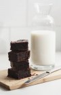 Brownies frais et cruche de lait — Photo de stock