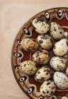 Huevos de codorniz en plato estampado - foto de stock