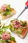 Pizza mit Feldsalat und Salami — Stockfoto
