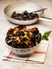Un bodegón con crustáceos, mejillones y calamares en el plato - foto de stock