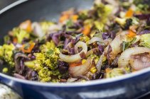 Деякі смажені овочі в сковороді — стокове фото