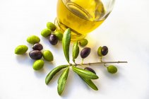 Schwarze abd grüne Oliven mit Zweig — Stockfoto