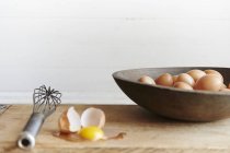 Huevos frescos de granja - foto de stock