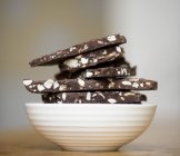Barras de chocolate empilhadas com nozes — Fotografia de Stock