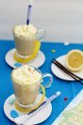 Vista close-up de latte com creme de açafrão e casca de limão — Fotografia de Stock