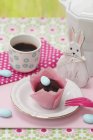 Muffin de chocolate decorado para Pascua - foto de stock