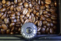 Grains de café dans le broyeur — Photo de stock