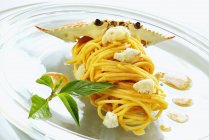Pasta de espagueti con cangrejo - foto de stock