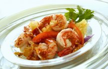 Thai dish Som Tam with shrimps — Stock Photo