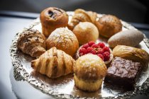 Cakes and pastries on silver tray — Stock Photo