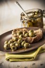 Зеленые оливки и хлеб — стоковое фото