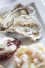 Frische Austern auf weißem Teller — Stockfoto