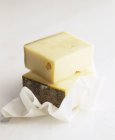Morceaux de fromage Emmental — Photo de stock
