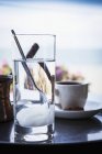 Vista ravvicinata di acqua di frutta in vetro con cucchiaio sul tavolo — Foto stock