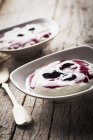 Griechischer Joghurt mit Kirschen — Stockfoto