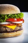 Cheeseburger mit Speck und Soße — Stockfoto