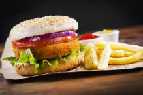 Veggie burger with fried potatoes — Stock Photo