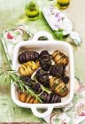 Pommes de terre hasselback jaunes et violettes — Photo de stock