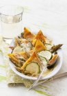 Cuire au four Polenta avec courgette et asperges sur plaque blanche avec cuillère — Photo de stock