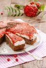 Gâteau aux épices avec glaçage aux rowanberry — Photo de stock