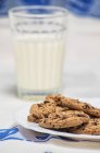 Biscoitos de chocolate com copo de leite — Fotografia de Stock
