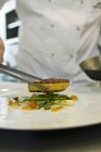 Chef servant du foie gras frit — Photo de stock