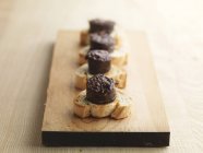 Чорний пудинг з цибулею тостами — стокове фото