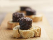 Black pudding with onion toasts — Stock Photo